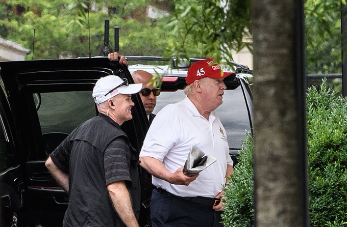 Trump-plays-golf.jpg